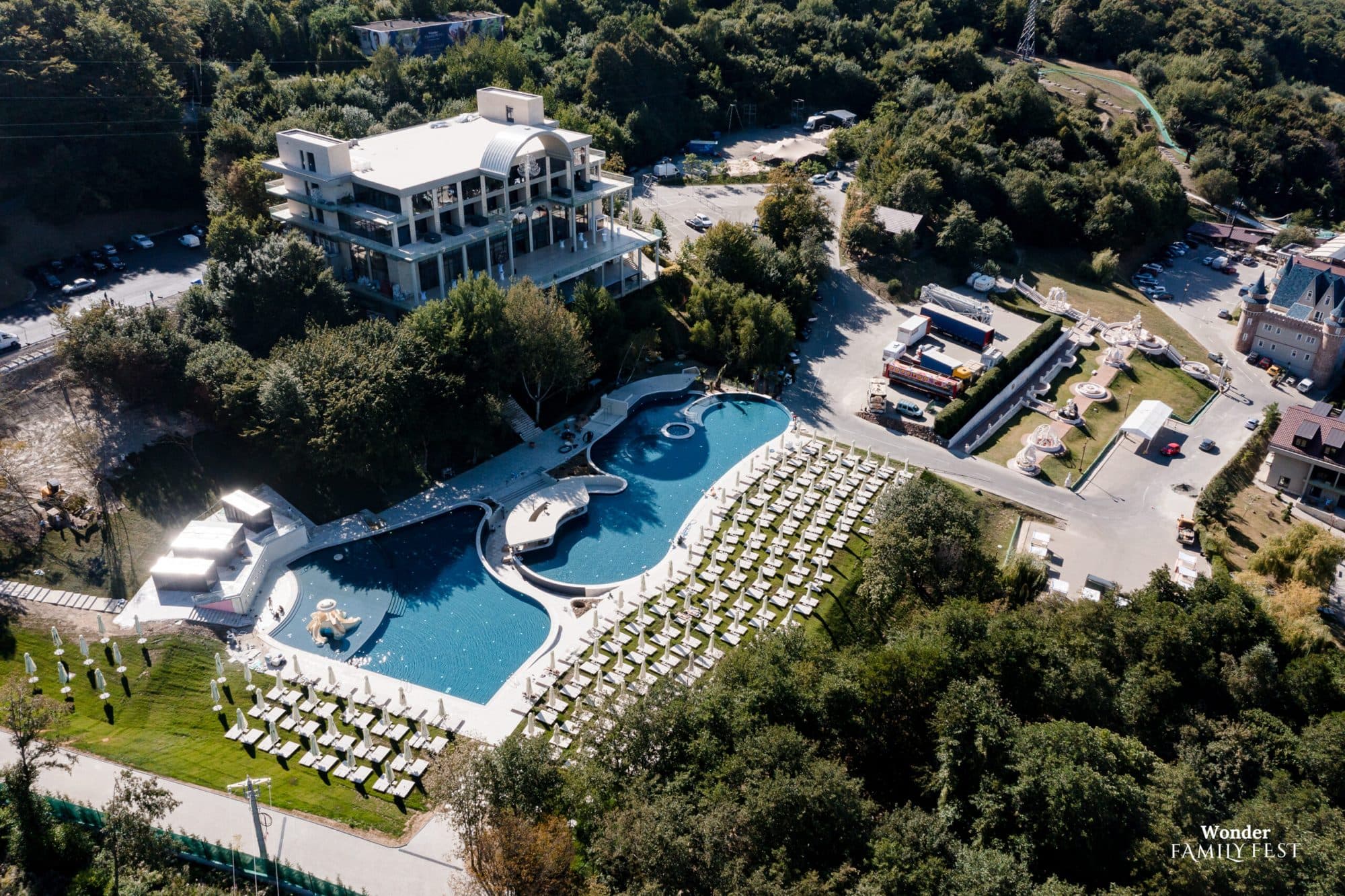 Piscina exterioară Wonderland văzută din dronă