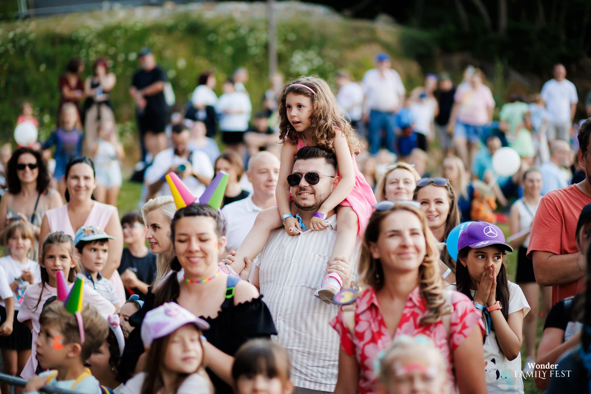 Zona de camping a festivalului, cu bannerul Wonder Family Fest