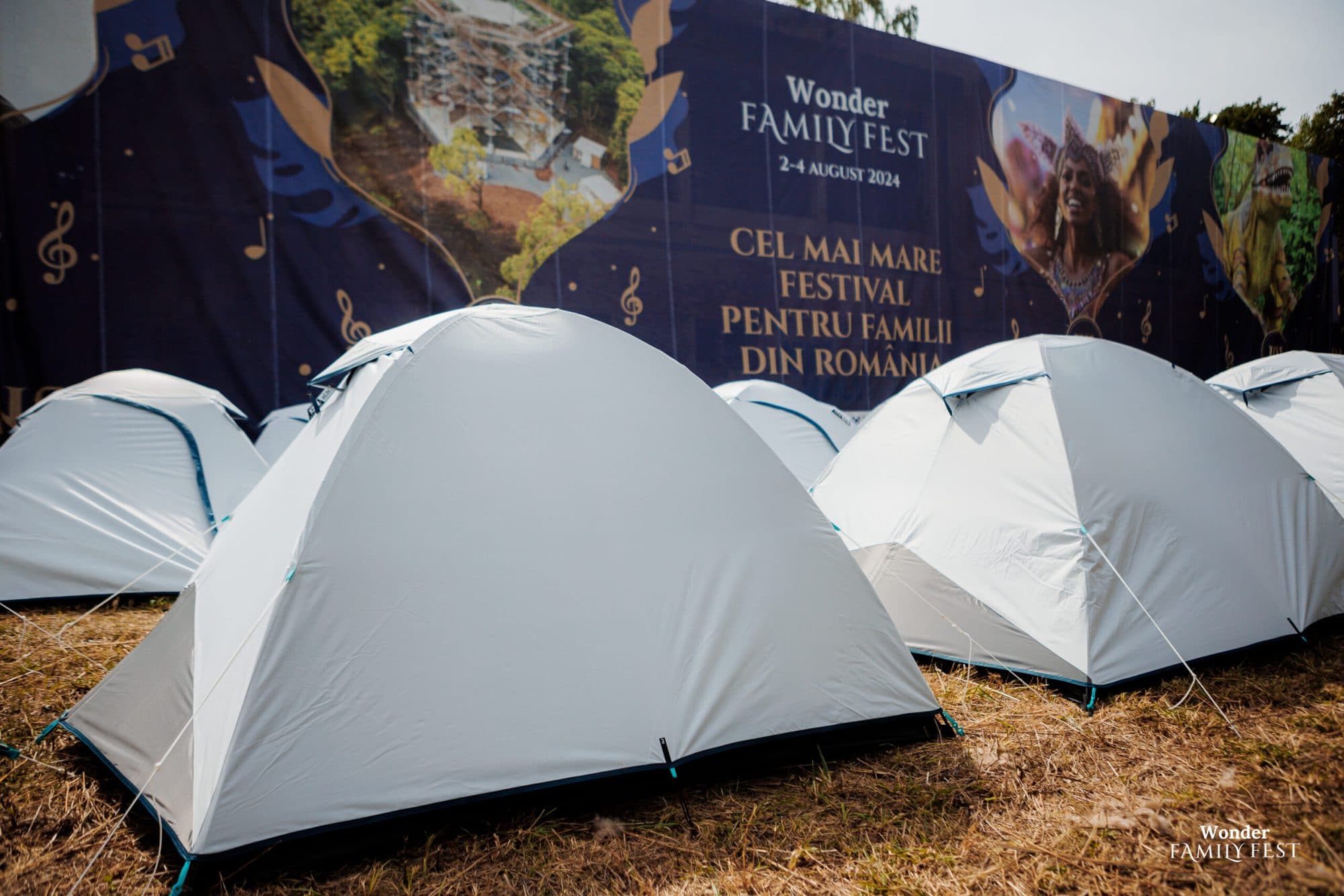 Zona de camping a festivalului, cu bannerul Wonder Family Fest
