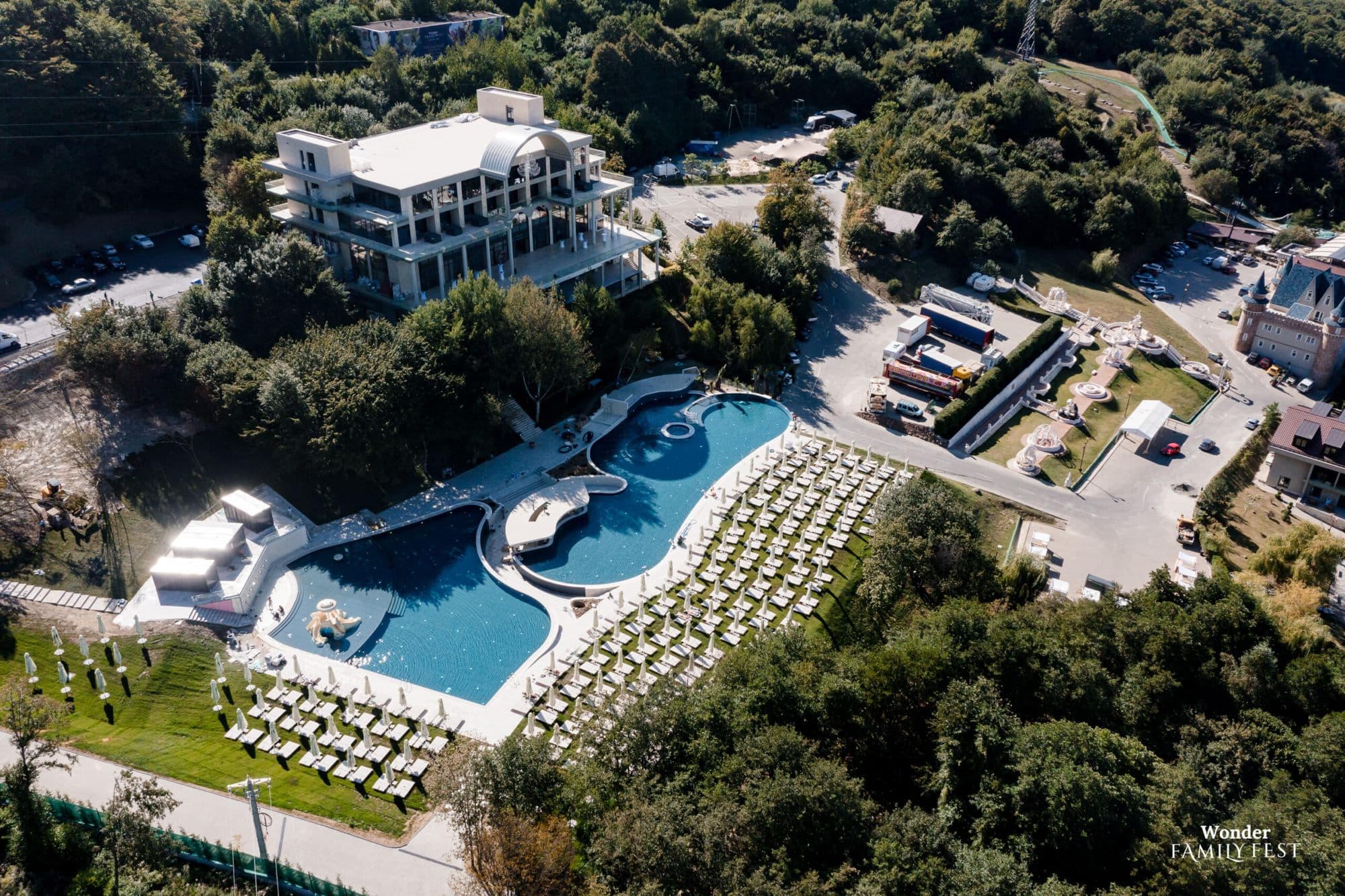 Piscina exterioară și plaja Wonderland, văzute din dronă
