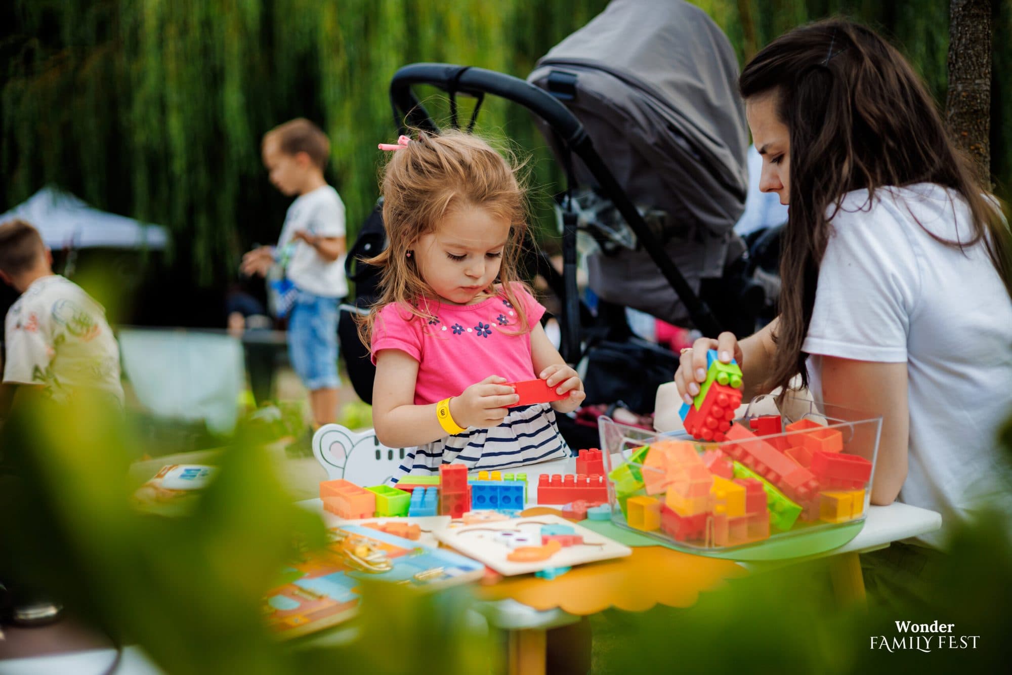 Mamă și fetiță construind împreună la atelierele Wonder Family Fest